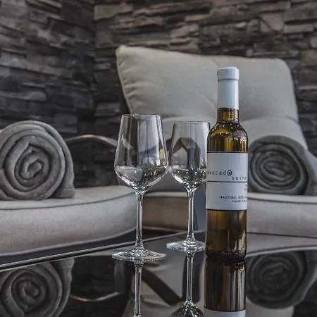 Avocado Balcony Suites Апартаменты